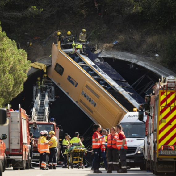 Prevrnuo se autobus pun ljudi: Više desetina povređeno