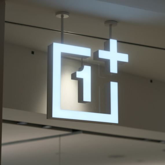 OnePlus 15 je sada dostupan globalno, a ovo su cene VIDEO