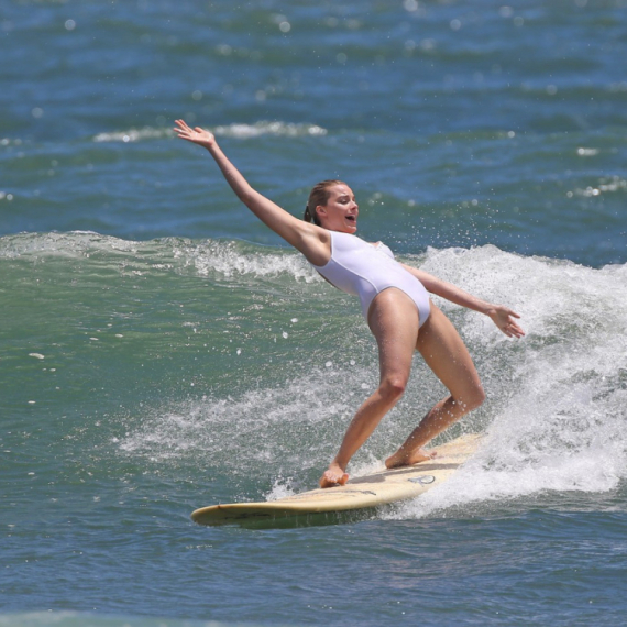 Skinula se u bikini prvi put nakon porođaja i svima je sada jasno zašto je najlepša žena sveta FOTO
