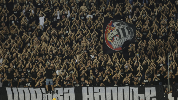 "Grobari" patikama gađali golmana IMT