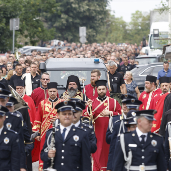 Srbija tuguje; Sahranjen policajac Krsmanović: "Pucnji u Nikolu su pucnji u sve nas" FOTO