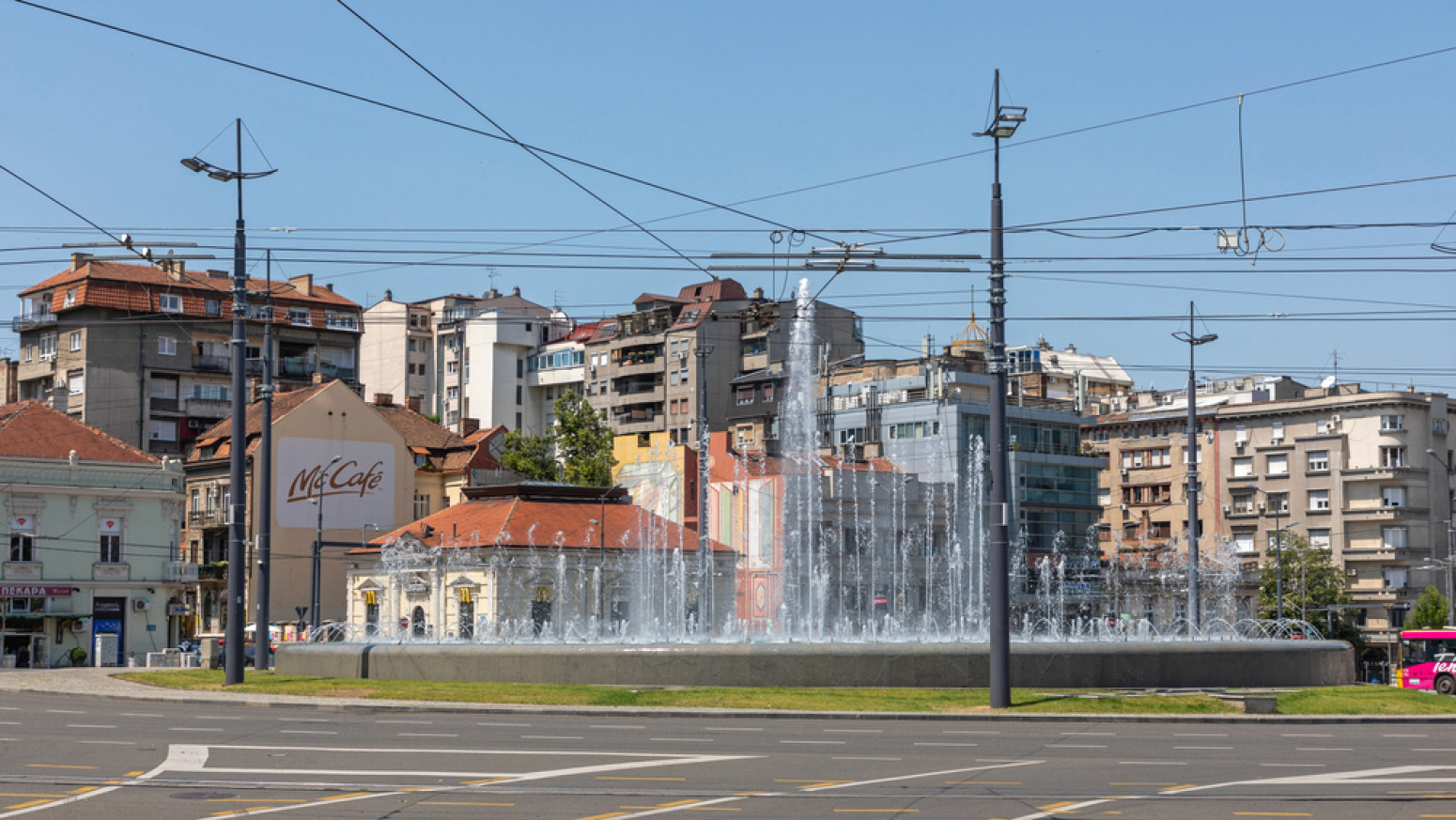 Škot oterao patke, dao abnormalnu sumu i počeo da gradi trg u Beogradu