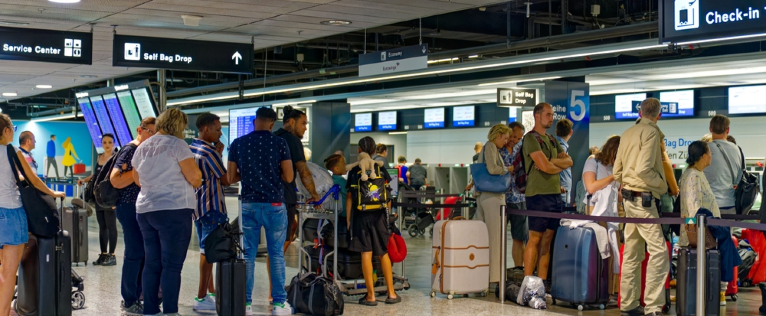 Šok scene na aerodromu popularnog letovališta, ljudi zgroženi: Turisti spavaju na podu VIDEO