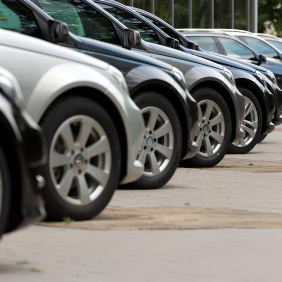 Komšije voze automobile stare preko 13 godina – najčešće pazare polovne dizelaše