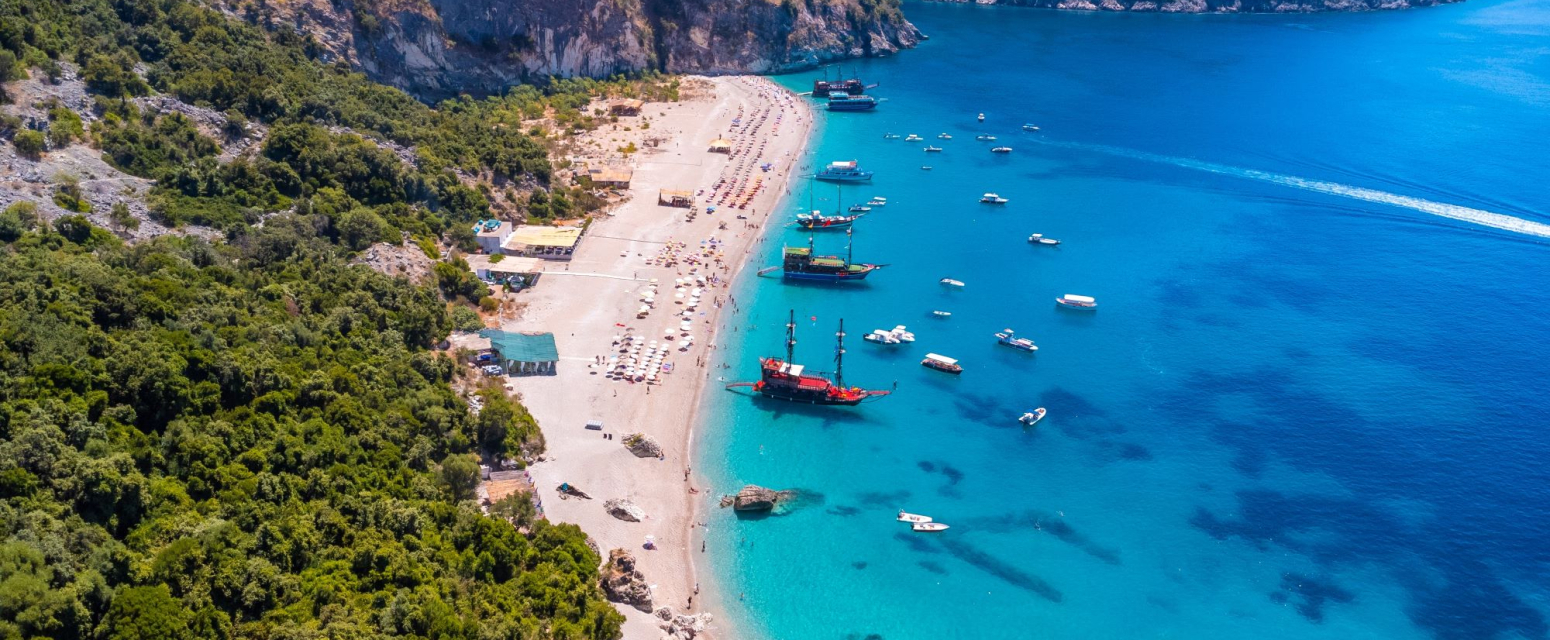 Turisti okreću leđa popularnim letovalištima: Evo gde sada putuju da bi prošli jeftinije i mirnije