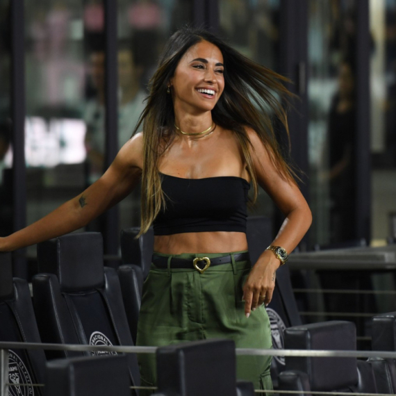 Mesijeva supruga u tanga bikiniju srušila Instagram: Milioni lajkova za tili čas FOTO