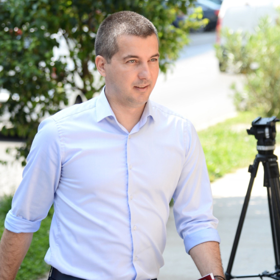 Bečićeve demokrate napustile sednicu; Nisu hteli da glasaju da se otprizna tzv. Kosovo