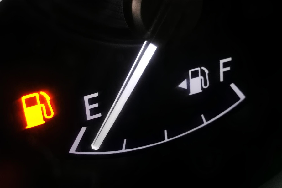 Može li doći do kvara automobila ako ostanete bez goriva u vožnji?