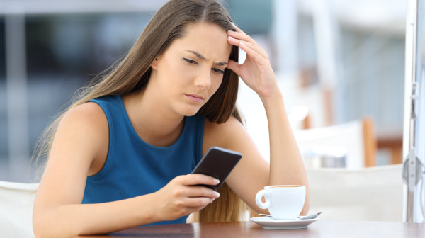 Telefon vam se greje ili koči? Ako primetite ovo, odmah ga ugasite