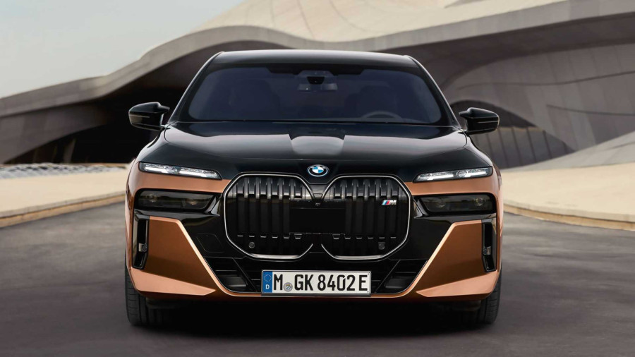 Novi BMW Serije 7 zadržava kontroverzni dizajn: Velika maska i podeljena svetla ostaju