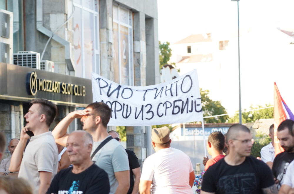 Bizarna scena u Pančevu: Sve manje ljudi, a sve više čudaka na protestima VIDEO