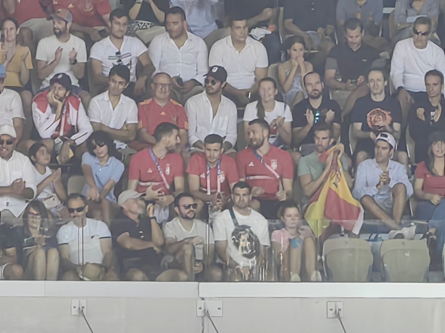 Srpski košarkaši bodre Novaka FOTO