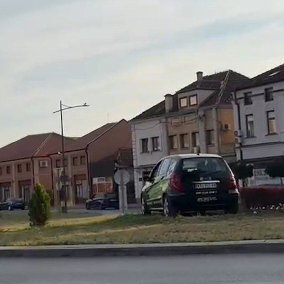 Čudan prizor u centru grada: Zar vozilo auto-škole ovde treba da bude?! FOTO