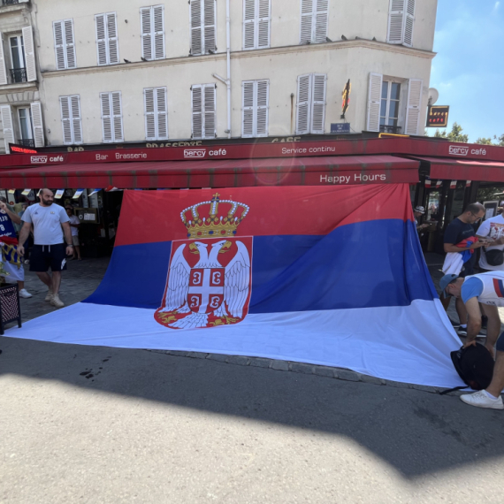 Euforija na vrhuncu: Velika srpska trobojka osvanula u Parizu FOTO