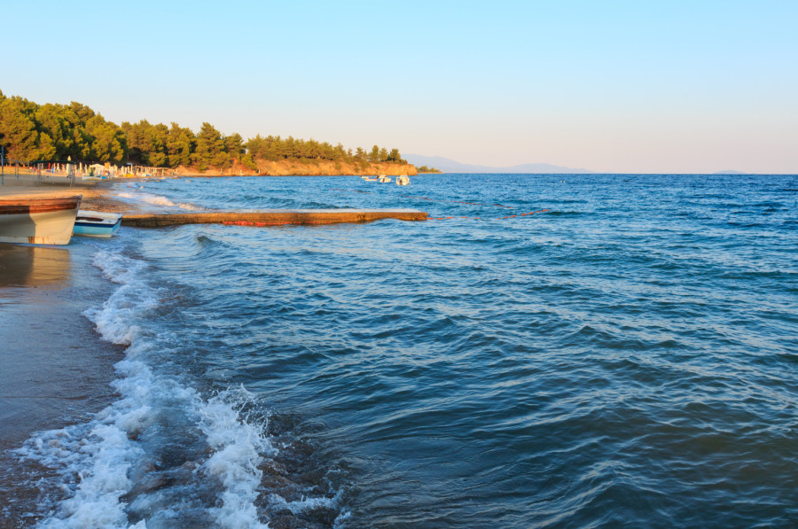 Ovo popularno letovalište na Sitoniji je prava vazdušna banja: Prirodan hlad na plaži i kristalno čisto more