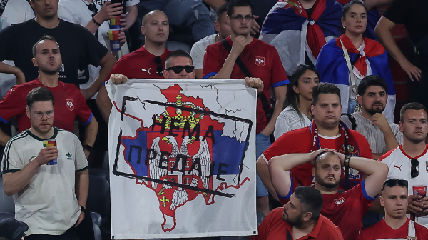 Prvo pitanje i odmah političko – Norvežane zanimala zastava "nema predaje"