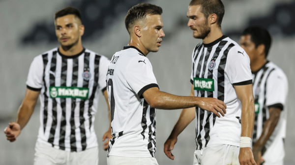 Crno-bela porodica: Fudbaleri Partizana na treningu košarkaša FOTO/VIDEO