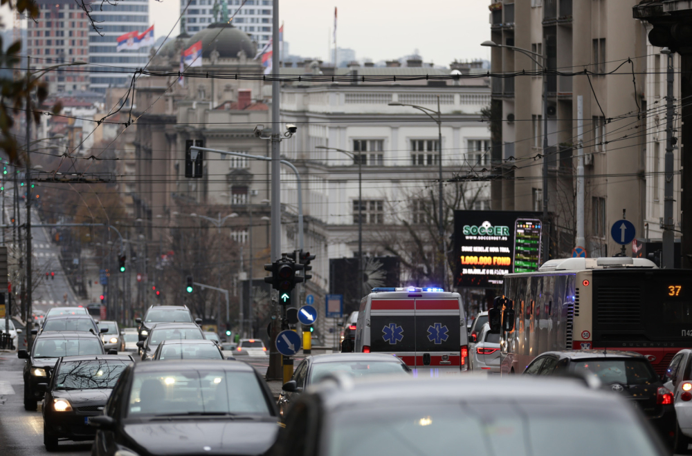Težak udes u Beogradu: Paralisan i deo Voždovca; Auto smrskan, vozač izgubio život