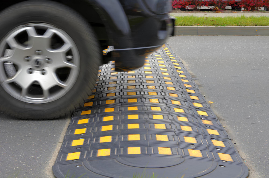 Škripanje u automobilu: Zašto se javljaju cvrčci i neugodni zvuci u kabini?