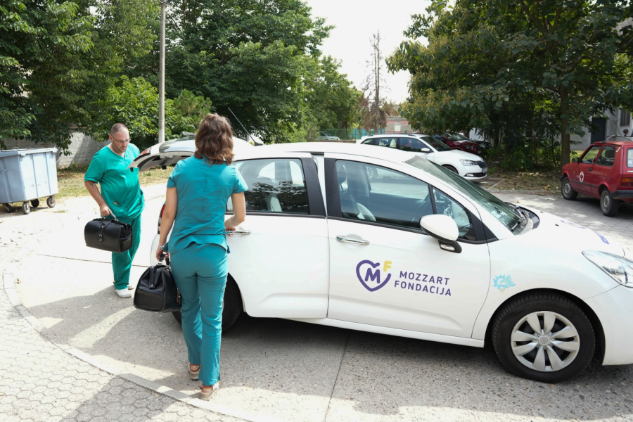Novo vozilo posle 25 godina – Fondacija Mozzart donirala automobil seoskoj ambulanti u Kucuri