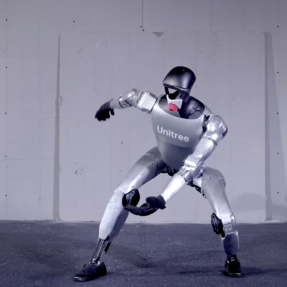 Humanoidni robot tokom demonstracije šutnuo mentora u nezgodno mesto VIDEO
