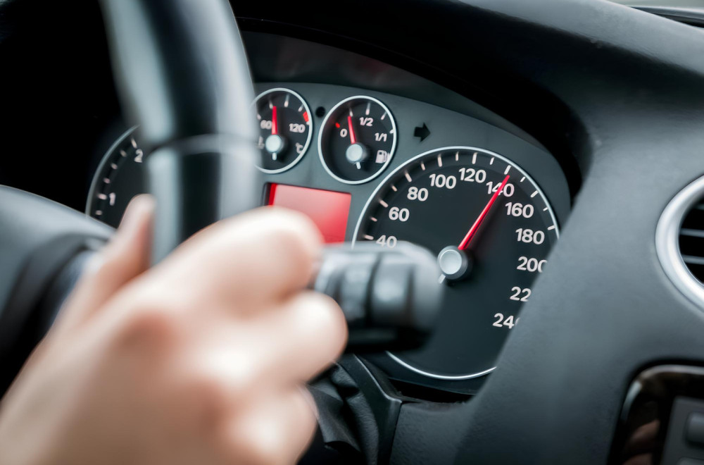 Zašto mali auto ima brzinomer do 220 km/h kada jedva ide 160?