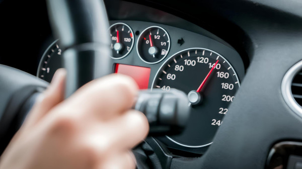 Može li doći do kvara automobila ako ostanete bez goriva u vožnji?
