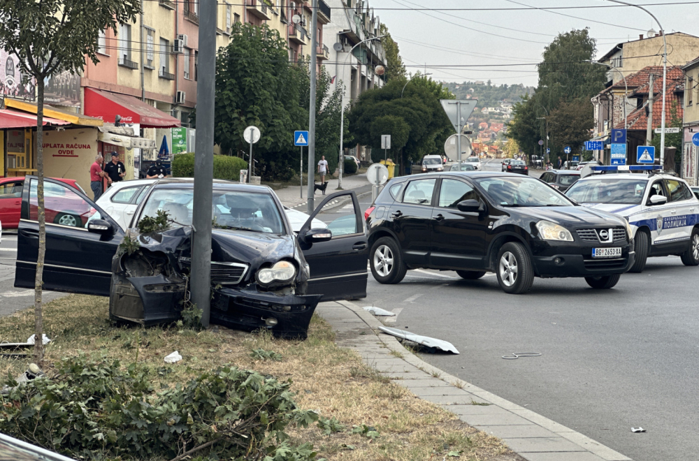 Teška saobraćajna nezgoda: Vozač izgubio kontrolu i udario u banderu FOTO