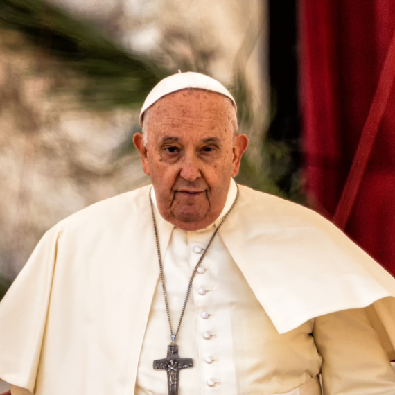 Papa još uvek van dužnosti zbog lošeg zdravstvenog stanja