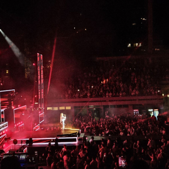 Emocije na Tašu: Brena odala počast Bori Čorbi, ceo stadion pevao veliki hit VIDEO