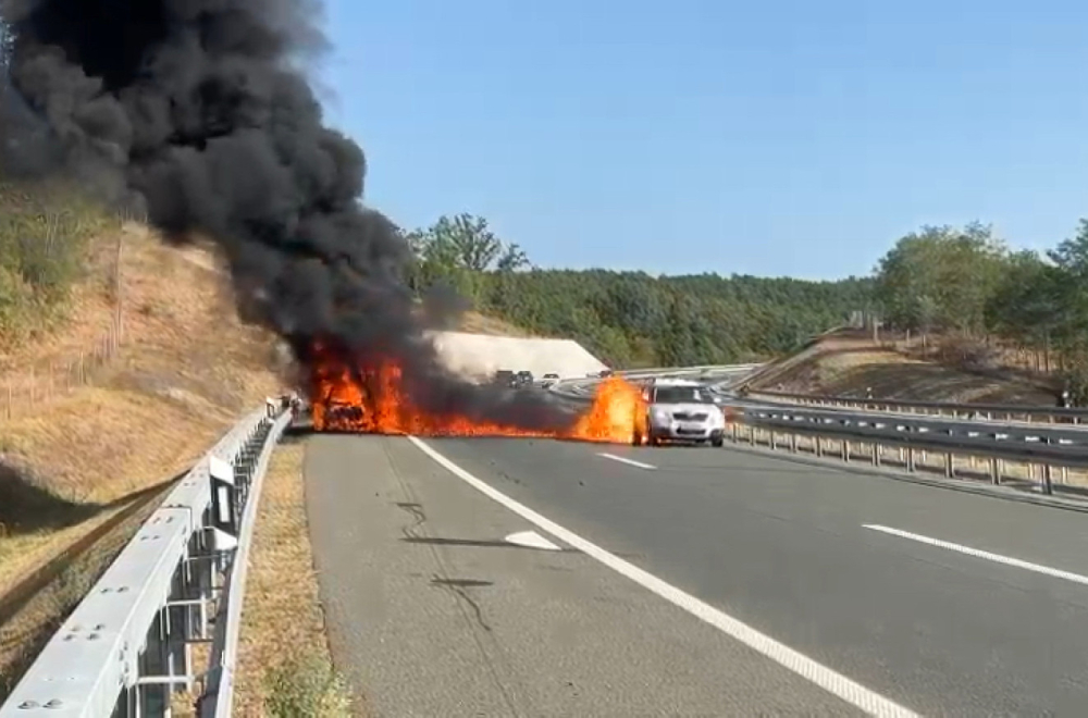 Užas na auto-putu: Izgoreo automobil FOTO