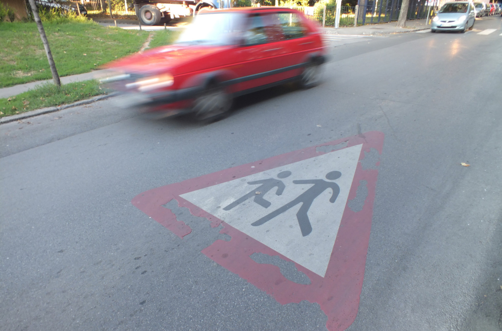 Mercedesom divljao u zoni škole: Policija ga odmah isključila iz saobraćaja