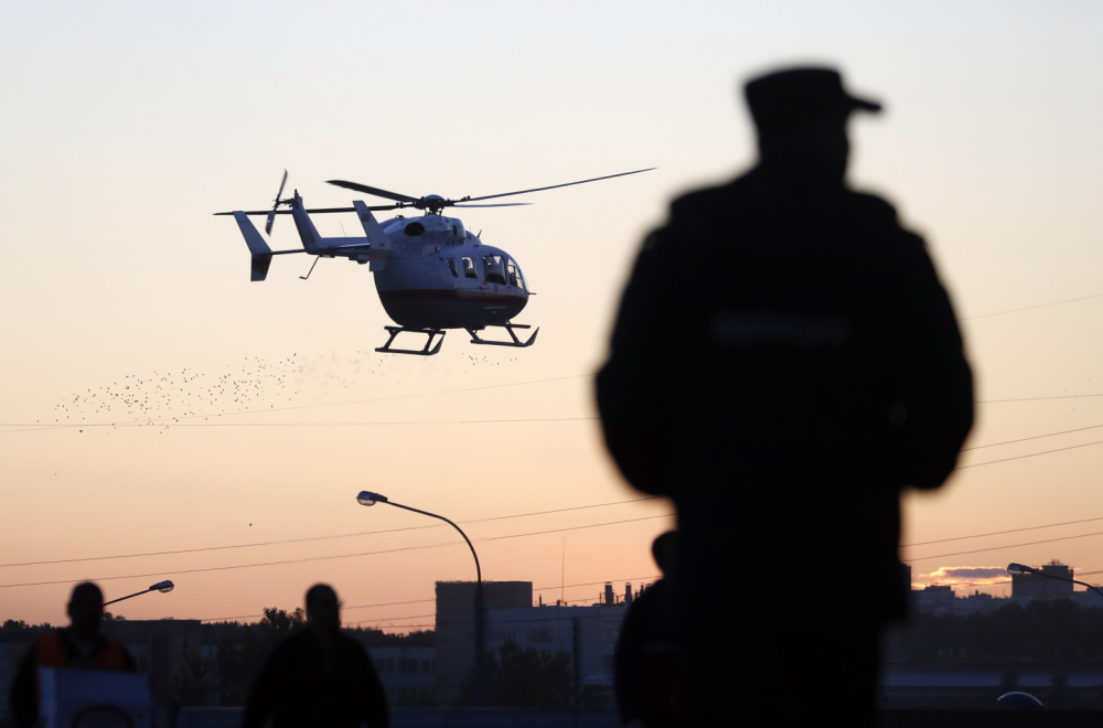 Automobil se zakucao u autobusko stajalište; Ima povređenih; Vozača jure i helikopter i psi