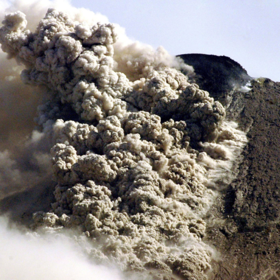 Eruptirao vulkan: Diže se gust dim; Izdata upozorenja VIDEO