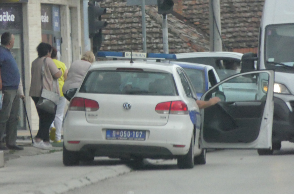 Pronađeno telo muškarca u automobilu FOTO