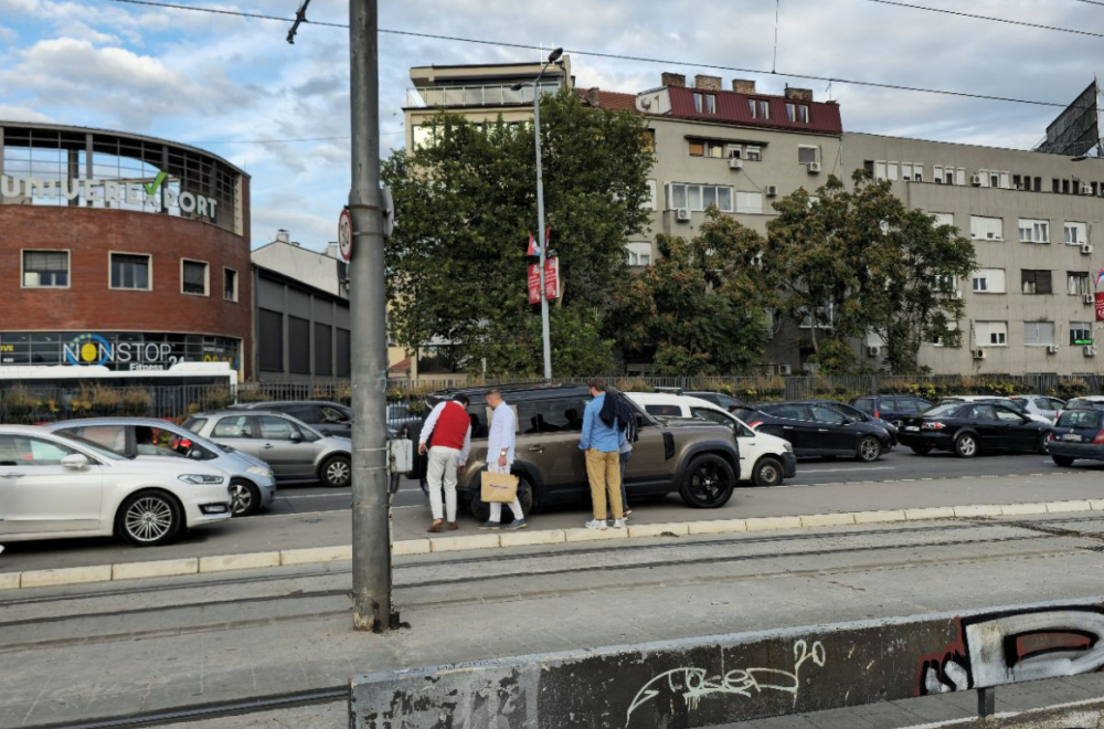 Udes na Autokomandi: Auto uleteo na autobusku stanicu, kosio pešake... FOTO