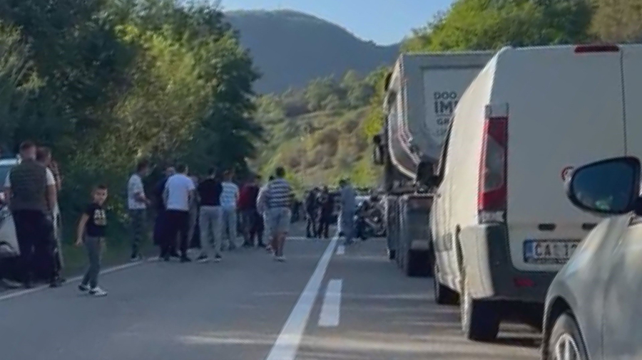 Five people died in a collision between a car and a Serbian Army vehicle; Father and three children died