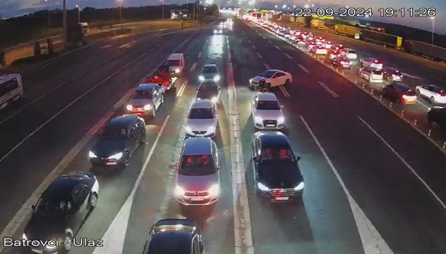 Totalni zastoj na granici: Ogromna kolona, čeka se više od sat vremena FOTO