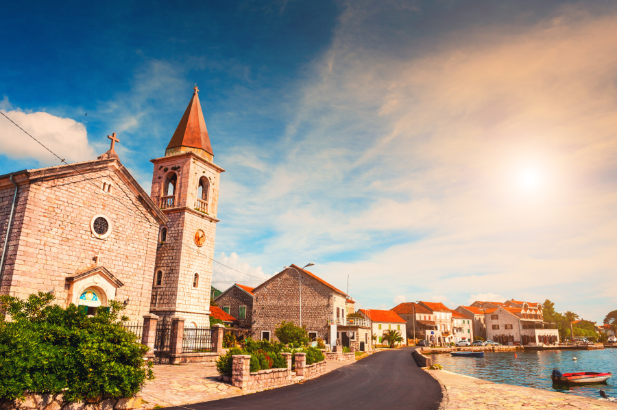 Ovo mesto u Crnoj Gori turistima prodaju kao novu Ibicu, samo za mnogo manje para