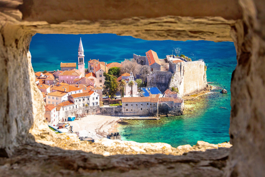 Usred sezone smeštaj i za 20 evra: Omiljena mesta srpskih turista u Crnoj Gori VIDEO