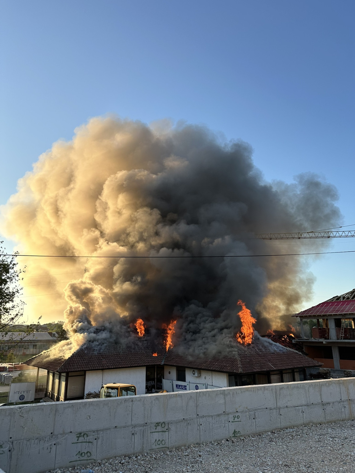Ogroman požar: Izgoreo vrtić do temelja; Vatrogasci gasili buktinju FOTO/VIDEO