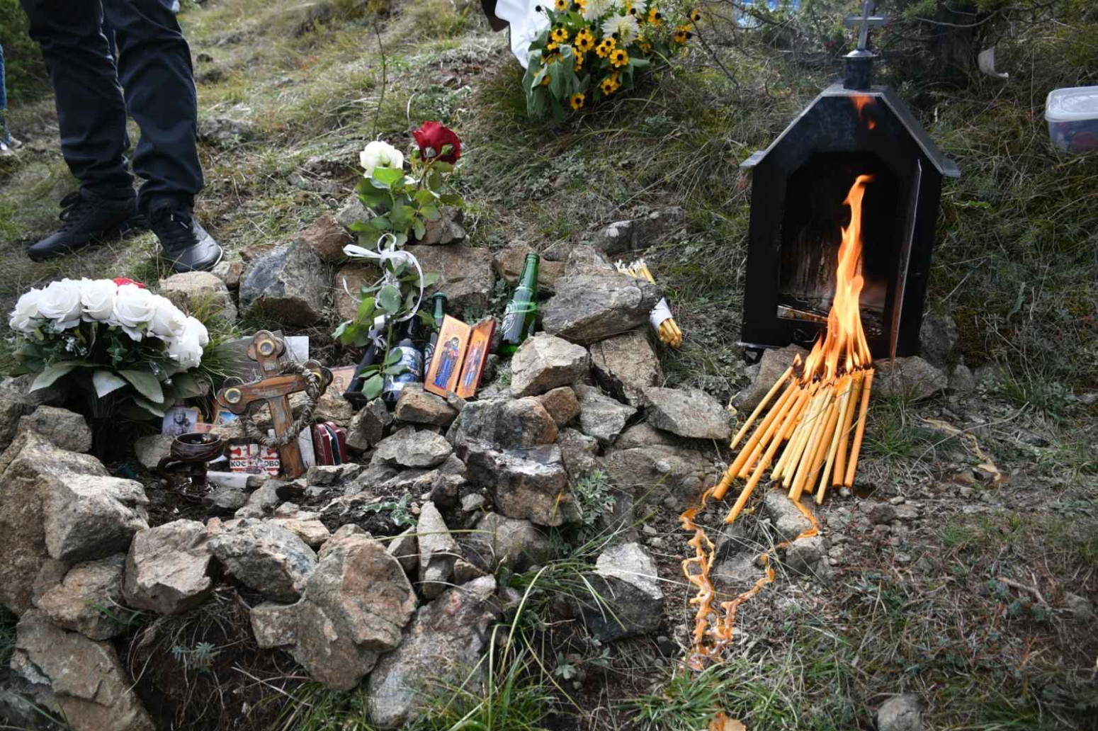 Porodica i prijatelji okupili su se na mestu gde je ubijen Stefan Nedeljković FOTO