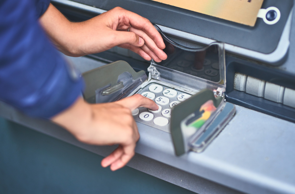 Trenutak nepažnje i ostajete bez para na računu: Policija upozorila na nove metode pljačke na bankomatima