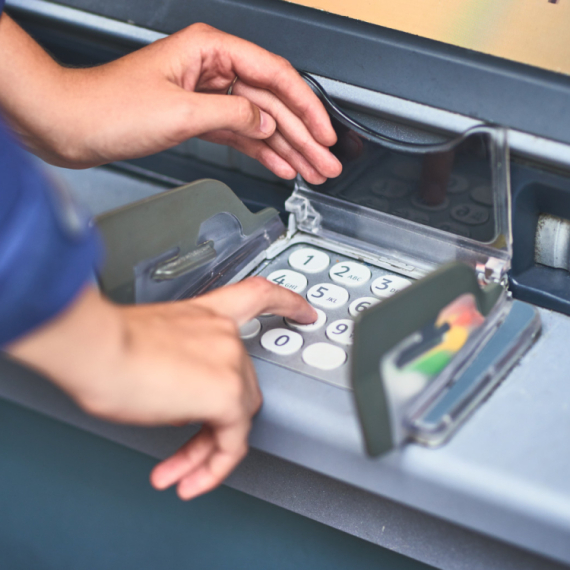 Trenutak nepažnje i ostajete bez para na računu: Policija upozorila na nove metode pljačke na bankomatima