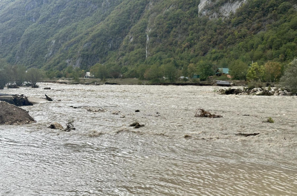 Haos zbog vremena u Grčkoj: Škole zatvorene, automobili zarobljeni, sela pod pretnjom FOTO/VIDEO