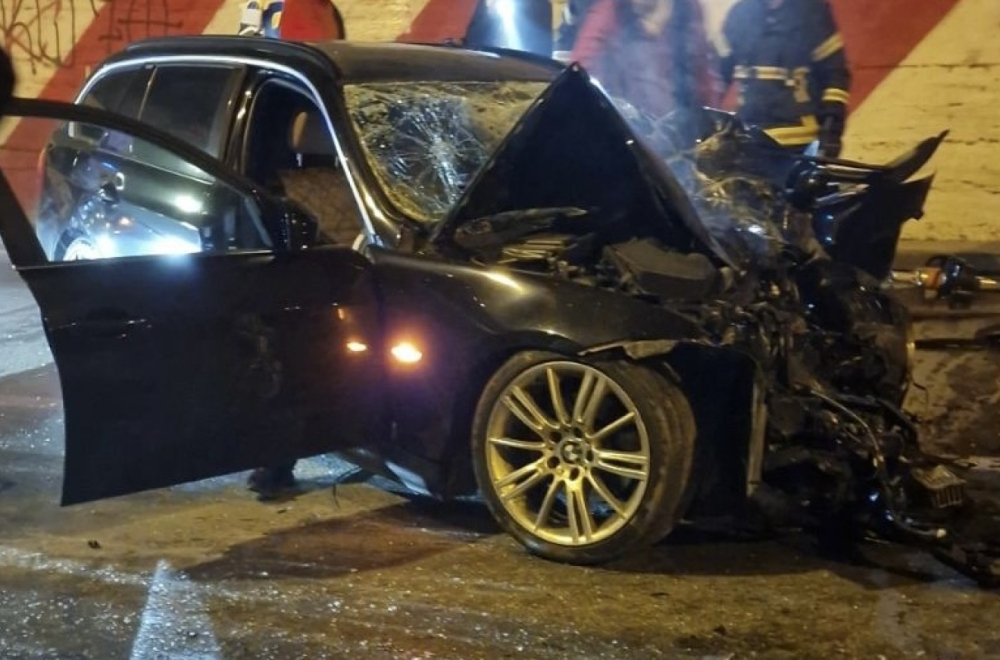 Jeziv sudar automobila i kombija; Vatrogasci sekli vozilo da izvuku povređene FOTO