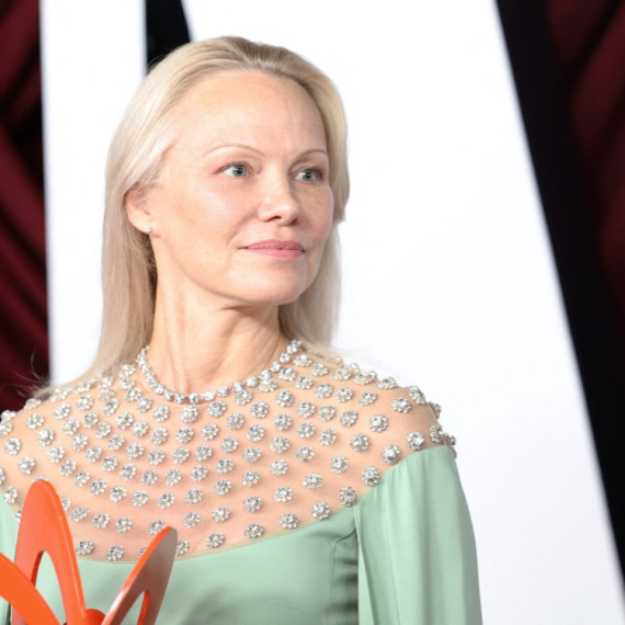 "Bivši me je silovao sa šestoricom drugara"; Pamela Anderson otkrila potresne detalje
