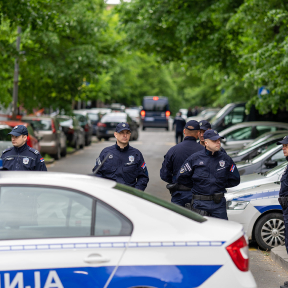 Stravično nasilje kod osnovne škole: Muškarac šutira tinejdžera koji leži