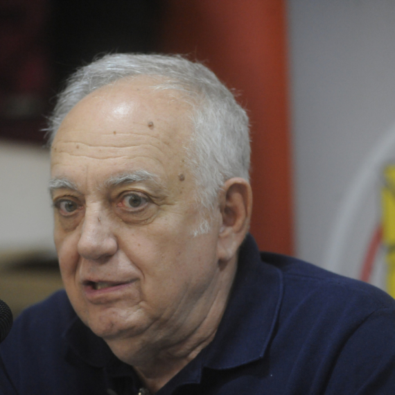 Sramota; Glavni ideolog blokadera vređao građane: "Da bi Vučić imao ljude na mitingu, on ih plaća"