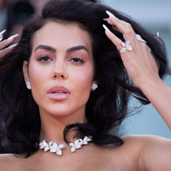 Luksuz "pršti" na sve strane, ali svi gledaju šta je stavila na glavu: Georgina proslavila rođendan FOTO
